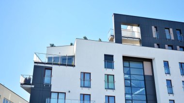 Şehir merkezinde simetrik modern mimarisi olan apartman ve apartman..