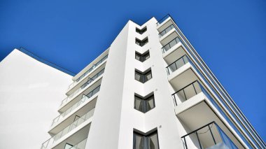 Şehir merkezinde simetrik modern mimarisi olan apartman ve apartman..