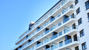 Şehir merkezinde simetrik modern mimarisi olan apartman ve apartman..