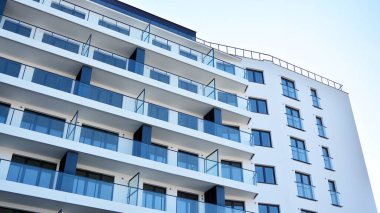 Şehir merkezinde simetrik modern mimarisi olan apartman ve apartman..