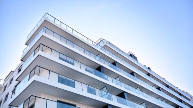 Şehir merkezinde simetrik modern mimarisi olan apartman ve apartman..