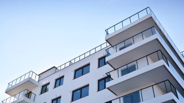 Şehir merkezinde simetrik modern mimarisi olan apartman ve apartman..