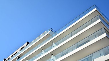 Şehir merkezinde simetrik modern mimarisi olan apartman ve apartman..