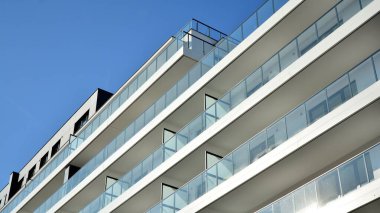 Şehir merkezinde simetrik modern mimarisi olan apartman ve apartman..