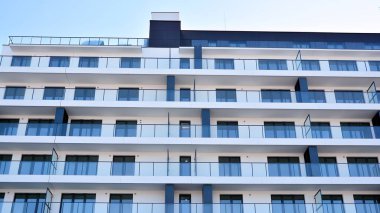 Şehir merkezinde simetrik modern mimarisi olan apartman ve apartman..