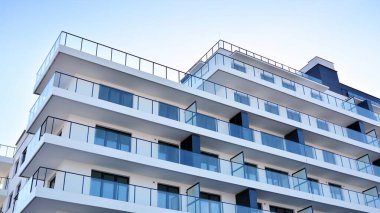 Şehir merkezinde simetrik modern mimarisi olan apartman ve apartman..