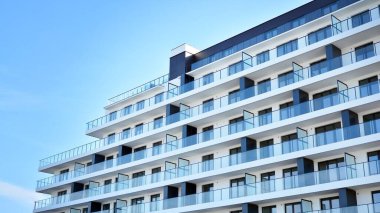 Şehir merkezinde simetrik modern mimarisi olan apartman ve apartman..