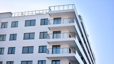 Şehir merkezinde simetrik modern mimarisi olan apartman ve apartman..