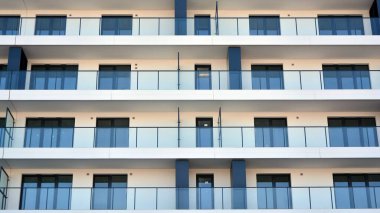 Şehir merkezinde simetrik modern mimarisi olan apartman ve apartman..