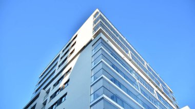 Şehir merkezinde simetrik modern mimarisi olan apartman ve apartman..