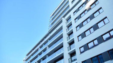 Şehir merkezinde simetrik modern mimarisi olan apartman ve apartman..
