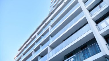 Şehir merkezinde simetrik modern mimarisi olan apartman ve apartman..