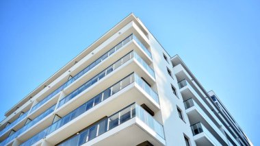 Şehir merkezinde simetrik modern mimarisi olan apartman ve apartman..