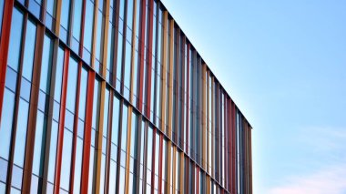 Bir gökdelenin cam cephesi. Modern ofis binası ve gökyüzü yansıması.