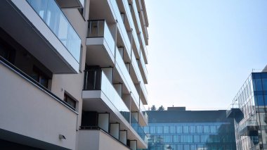 Şehir merkezinde simetrik modern mimarisi olan apartman ve apartman..