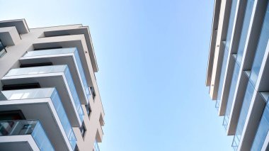 Şehir merkezinde simetrik modern mimarisi olan apartman ve apartman..