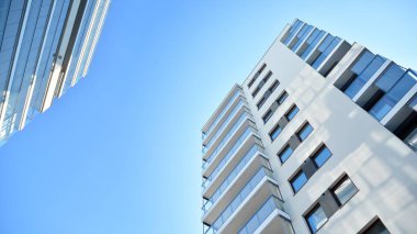 Şehir merkezinde simetrik modern mimarisi olan apartman ve apartman..