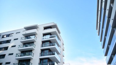 Şehir merkezinde simetrik modern mimarisi olan apartman ve apartman..