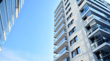Şehir merkezinde simetrik modern mimarisi olan apartman ve apartman..