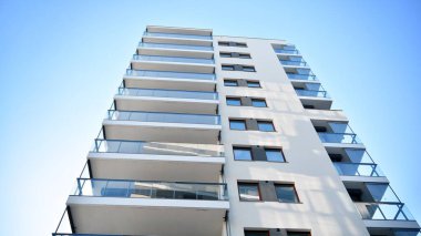 Şehir merkezinde simetrik modern mimarisi olan apartman ve apartman..