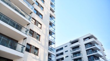 Şehir merkezinde simetrik modern mimarisi olan apartman ve apartman..
