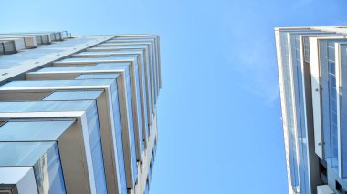 Şehir merkezinde simetrik modern mimarisi olan apartman ve apartman..