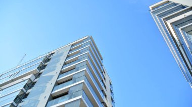 Şehir merkezinde simetrik modern mimarisi olan apartman ve apartman..