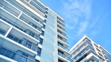 Şehir merkezinde simetrik modern mimarisi olan apartman ve apartman..