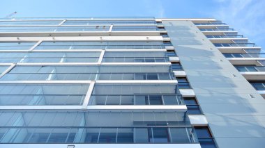 Şehir merkezinde simetrik modern mimarisi olan apartman ve apartman..