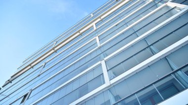 Şehir merkezinde simetrik modern mimarisi olan apartman ve apartman..