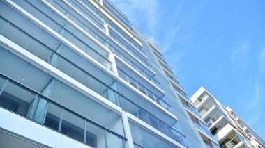 Şehir merkezinde simetrik modern mimarisi olan apartman ve apartman..