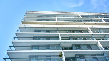 Şehir merkezinde simetrik modern mimarisi olan apartman ve apartman..