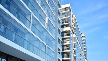 Şehir merkezinde simetrik modern mimarisi olan apartman ve apartman..