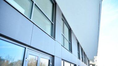 Şehir merkezinde simetrik modern mimarisi olan apartman ve apartman..