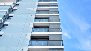 Şehir merkezinde simetrik modern mimarisi olan apartman ve apartman..