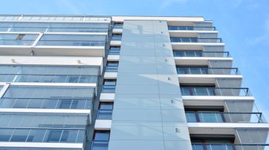 Şehir merkezinde simetrik modern mimarisi olan apartman ve apartman..