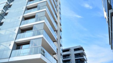 Şehir merkezinde simetrik modern mimarisi olan apartman ve apartman..