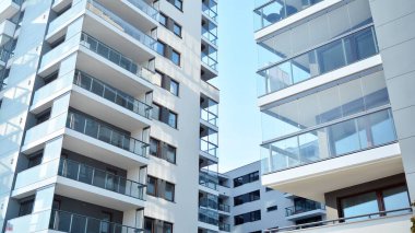 Şehir merkezinde simetrik modern mimarisi olan apartman ve apartman..