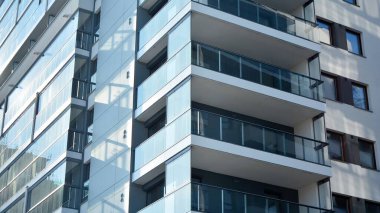 Şehir merkezinde simetrik modern mimarisi olan apartman ve apartman..