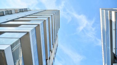 Şehir merkezinde simetrik modern mimarisi olan apartman ve apartman..