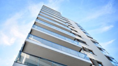 Şehir merkezinde simetrik modern mimarisi olan apartman ve apartman..