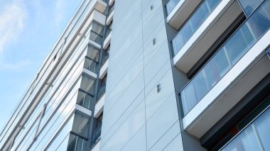 Şehir merkezinde simetrik modern mimarisi olan apartman ve apartman..