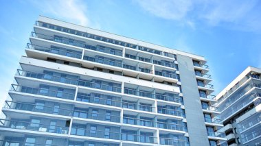 Şehir merkezinde simetrik modern mimarisi olan apartman ve apartman..