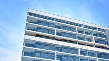 Şehir merkezinde simetrik modern mimarisi olan apartman ve apartman..