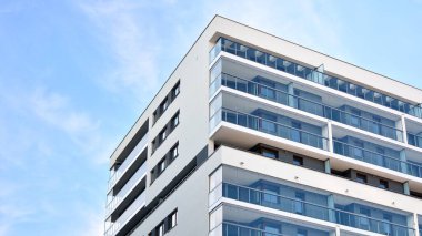 Şehir merkezinde simetrik modern mimarisi olan apartman ve apartman..