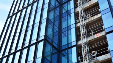 İnşaat halindeki bir gökdelenin manzarası. Modern mimari geçmişi. Yüksek binalar inşa etmek, gayrimenkul inşaatı kavramı.. 