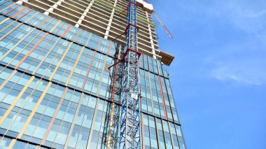 İnşaat halindeki bir gökdelenin manzarası. Modern mimari geçmişi. Yüksek binalar inşa etmek, gayrimenkul inşaatı kavramı.. 