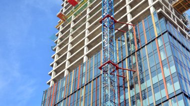 İnşaat halindeki bir gökdelenin manzarası. Modern mimari geçmişi. Yüksek binalar inşa etmek, gayrimenkul inşaatı kavramı.. 