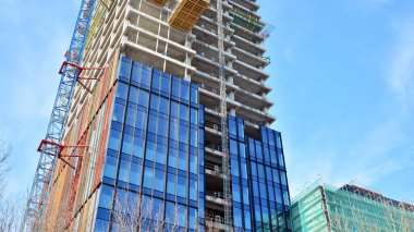 İnşaat halindeki bir gökdelenin manzarası. Modern mimari geçmişi. Yüksek binalar inşa etmek, gayrimenkul inşaatı kavramı.. 