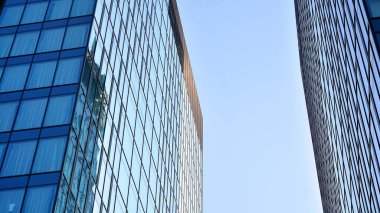 Bir gökdelenin cam cephesi. Modern ofis binası ve gökyüzü yansıması.